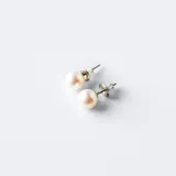 Aros tipo stud con perlas de río naturales de forma esférica y base de plata 925.