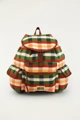 Mochila multicolor con patrón a cuadros, solapa frontal con cierre de hebilla, bolsillo delantero con cierre y bolsillos laterales.