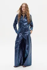 Pantalón culotte azul metalizado de lino, tiro alto y corte ancho.