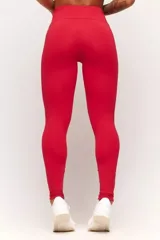 Calza deportiva roja de tiro alto con cordón ajustable en la cintura y logo estampado en la pierna.