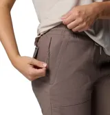 Pantalón jogger color marrón, de corte cónico con puños elásticos en los tobillos, cintura elástica y bolsillos frontales tipo parche.