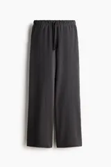 Jogging de felpa liviana en color gris oscuro, con cintura elástica ajustable mediante cordón, bolsillos laterales discretos y diseño de piernas rectas.