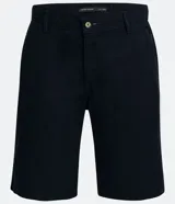 Bermuda masculina de sarga color blanco, con diseño recto, cierre con botón y cremallera, y bolsillos delanteros y traseros.