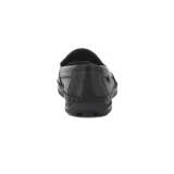 Zapato tipo mocasín de cuero marrón, con costura artesanal visible alrededor del borde y en la puntera. Presenta un pequeño parche con el logo de la marca en el lateral.