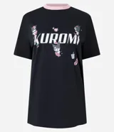 Remera de algodón negra con cuello redondo rosado en contraste y mangas cortas. Presenta un diseño estampado en el frente con la leyenda 'Kuromi' e ilustraciones del personaje en estilo skater.