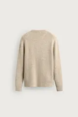 Sweater de punto color beige, de corte relajado, con cuello redondo y diseño texturizado en estructura waffle.