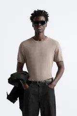 Camiseta negra de punto con cuello redondo, manga corta y corte regular. Tejido de viscosa con acabado en rib.