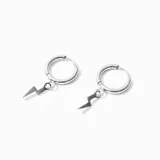 Par de aros plateados tipo argolla con dije colgante en forma de rayo.