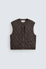 Cazadora regular fit de tejido técnico color marrón, con cuello subido, bolsillos de plastrón con solapa en la cadera, mangas largas con puños elásticos y cierre frontal con cremallera oculta por solapa con botones a presión.