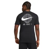 Remera de algodón color negro con cuello redondo y mangas cortas. Presenta un bolsillo frontal en el pecho con el logo de Nike Air y el estampado 82-22.