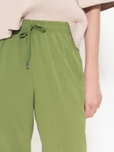 Babucha negra confeccionada en bisou, con cintura elastizada y jareta con lazo de cinta valenciana a tono. Cuenta con bolsillos laterales en el delantero y un calce cómodo.