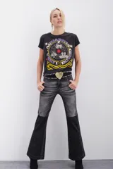 Remera de calce regular, confeccionada en jersey 100% algodón con teñido láser. Presenta una estampa frontal de inspiración esotérica con detalles en foil y tinta a contratono.