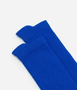 Medias deportivas de caña larga color azul, confeccionadas en poliamida con compresión.