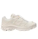 Championes Salomon XT-6, color beige con detalles en blanco y suela con relieve técnico, ideales para running y actividades al aire libre.