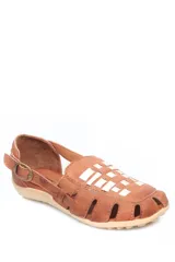 Sandalia tipo chatita color marrón, confeccionada en cuero con diseño de tejido trenzado en la puntera y el empeine. Presenta cierre de hebilla lateral y suela de goma con textura.