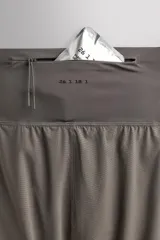 Short deportivo de trail running confeccionado en tejido técnico elástico con textura. Presenta una cintura elástica ancha con compartimentos integrados, bolsillo trasero con cierre y aberturas laterales en el bajo.