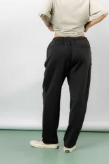 Pantalón jogger de calce relajado color bordó intenso, con cintura elastizada y lazo regulable. Cuenta con bolsillos laterales con cierre invisible y silueta recta levemente afinada.