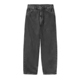 Pantalón de jean color negro lavado, de corte holgado y estilo baggy, con cierre de botón y cremallera, y bolsillos laterales y traseros.