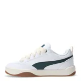 Championes Puma modelo Park Lifestyle Street, de diseño urbano inspirado en el skate. Presentan una parte superior de material sintético negro con superposiciones de gamuza, el icónico logo de la marca en blanco en el lateral y una suela de goma blanca con detalles en negro.