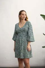 Vestido corto con estampado animal print en tonos verde y blanco, escote en V y mangas 3/4 acampanadas.