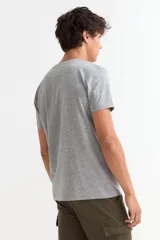 Remera de manga corta con cuello redondo, confeccionada en algodón suave de corte clásico.