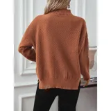 Sweater de punto color marrón con diseño de trenzas y textura en relieve. Presenta cuello alto, mangas largas y puños acanalados.