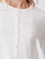 Cardigan de tejido fino en color gris, con cuello redondo, cierre frontal con botones y mangas tres cuartos.