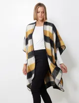 Ruana de tejido soft, marca Barrington, con diseño a cuadros grandes en tonos mostaza, gris oscuro y blanco. Presenta terminación en zig zag con lana en los bordes.