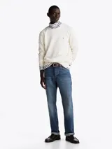Sweater de punto texturizado color blanco, con cuello redondo, puños y bajo acanalados. Presenta un corte regular con hombros ligeramente caídos y el logo de la marca bordado en el pecho.