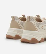 Championes estilo chunky de la marca Satinato, con diseño de paneles en tonos beige y blanco, cordones al tono y suela de plataforma con relieve en color caramelo.