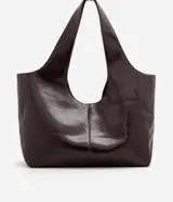 Cartera shopper grande Satinato de poliuretano color negro, con acabado texturizado brillante, diseño amplio y asa de hombro ancha.