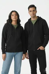 Campera deportiva unisex con capucha, cierre frontal completo y bolsillos tipo canguro. Presenta puños y ruedo acanalados, con cordones ajustables en la capucha.