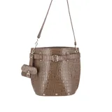 Bolso matero de cuero color marrón con textura tipo piel de cocodrilo. Tiene forma cilíndrica con base cuadrada, correa larga regulable, bolsillo pequeño con hebilla y detalles de tachas plateadas.