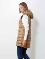 Chaleco largo negro de abrigo, marca Michael Kors. Diseño capitoneado con cierre metálico frontal, bolsillos inclinados y capucha no desmontable con jareta de ajuste. Incluye bolsa autoportante.