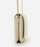 Cartera transversal pequeña Satinato en PU color bordó, con compartimentos internos, solapa frontal con detalle metálico y correa larga de cadena dorada.