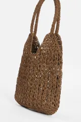 Bolso tipo shopper de tejido de paja o rafia en color crudo, con textura calada y asas cortas integradas al cuerpo del bolso.