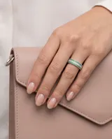Anillo de plata 925 con diseño de tres bandas integradas, decorado con circonias blancas en la banda central y circonias verdes en las bandas laterales.