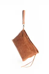 Sobre tipo bandolera de cuero color tostado, con textura granulada, bolsillo frontal externo y correa de muñeca desmontable.