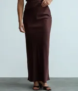 Pollera recta modelo new midi, confeccionada en satén negro sin estampado y con cintura elástica.