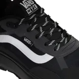 Championes Vans modelo MTE Crosspath, color negro con detalles en blanco. Diseño de perfil bajo con capellada de textil y malla reciclada, entresuela UltraCush para mayor amortiguación y suela de goma antideslizante con alta tracción.