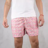 Short de baño rosado con estampado de globos aerostáticos multicolores y cordón ajustable en la cintura.