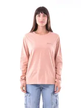 Remera manga larga color marrón con bolsillo pequeño en el pecho.