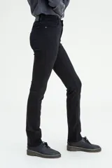Pantalón de jean negro, corte slim straight, tiro alto.