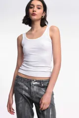 Musculosa blanca de tejido rib con escote redondo y corte al cuerpo.