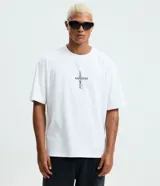 Remera blanca de manga corta y cuello redondo, de corte boxy, con estampa delantera y trasera con referencias a Lady Gaga.