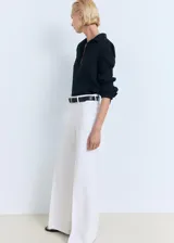 Jeans blancos de corte wide leg y tiro alto, con bolsillos de parche delanteros y trabillas para cinturón.