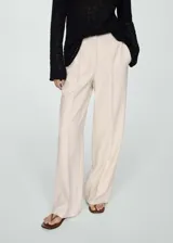 Pantalon de vestir tipo wideleg, de tiro medio y tejido fluido. Presenta detalle de pinzas frontales, trabillas para cinturón, dos bolsillos laterales y cierre oculto de botón, gancho y cremallera.