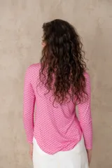 Camisa verde militar con lunares celestes, de corte clásico, manga 3/4 y cuello camisero.