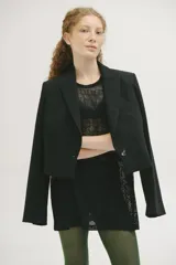 Remerón negro de talle único, con diseño calado y mangas largas.