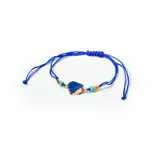 Pulsera ajustable con hilo azul, dije de piedra drusa azul con borde dorado, mostacillas doradas y mostacillas turquesas.